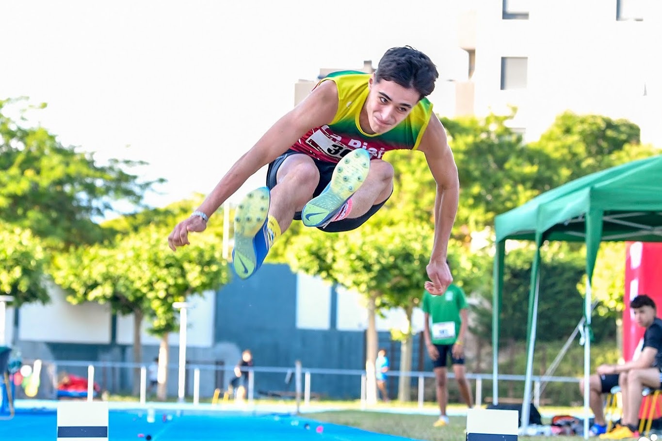 Atleta de La Rioja Atletismo en salto de longitud