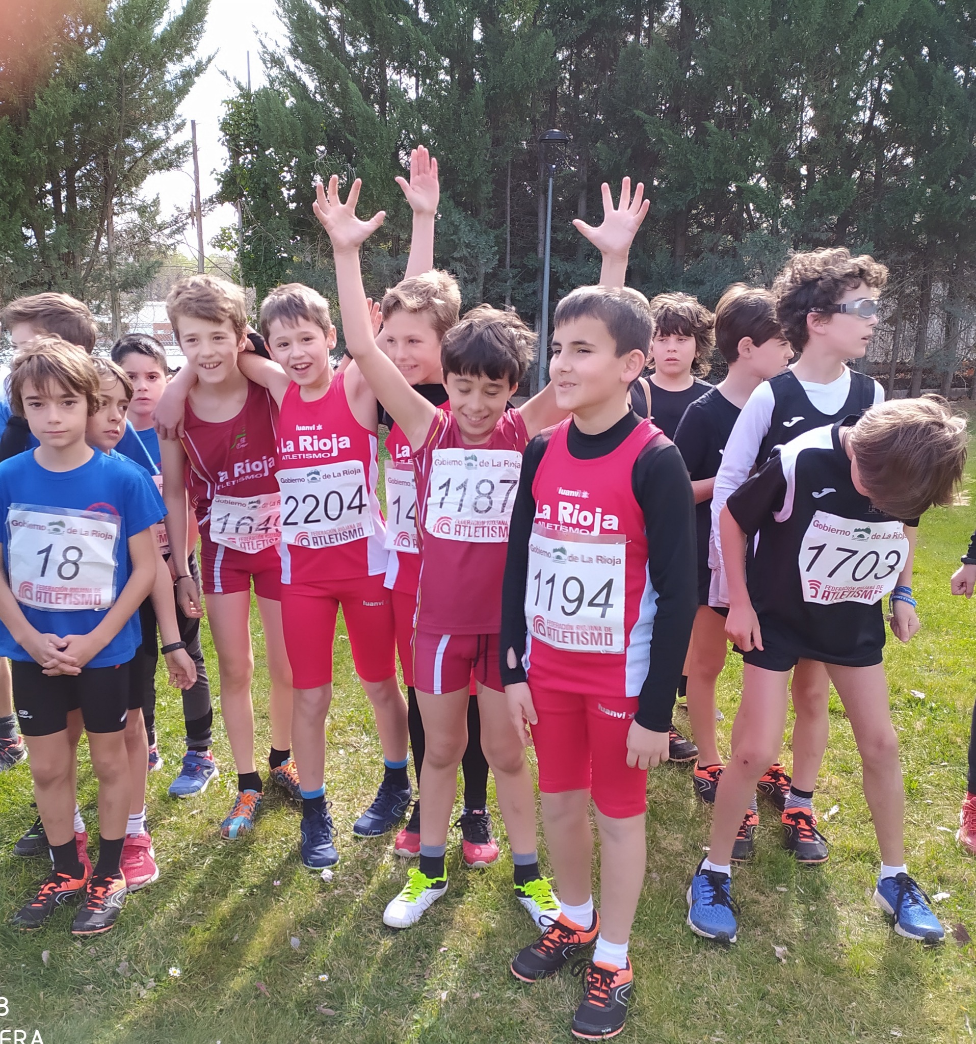 Jóvenes atletas de las Escuelas de La Rioja Atletismo en Las Norias