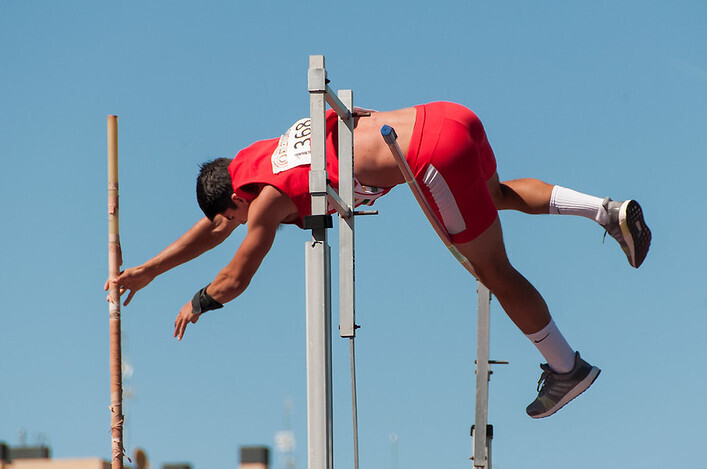Atleta de La Rioja Atletismo en salto con pértiga