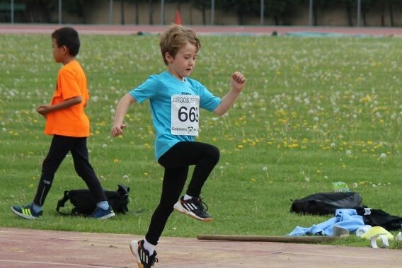 Darío en una prueba de salto de longitud